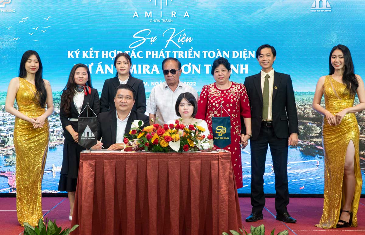 Representatives of Song Phuong Company and Thien An Holdings Group signed the development of Amira Chon Thanh project. Representatives of Song Phuong Company and Thien An Holdings Group signed the development of Amira Chon Thanh project.