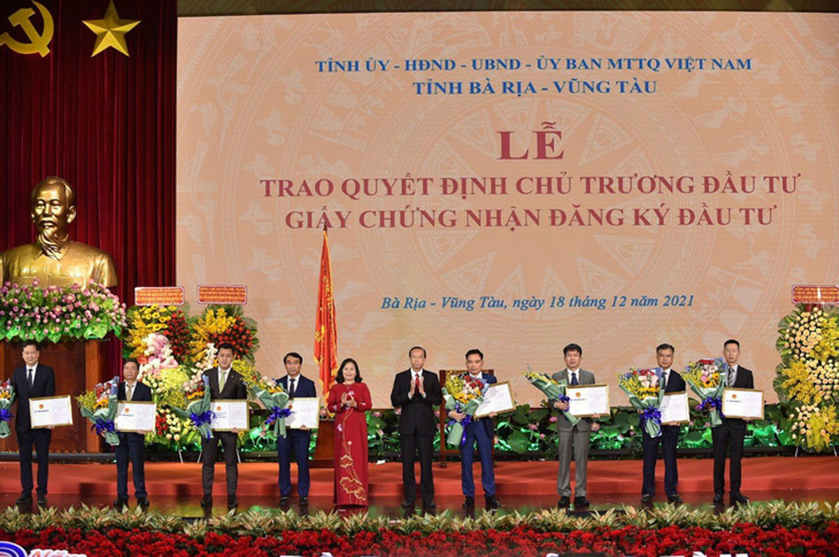 Leaders of Ba Ria - Vung Tau province awarded Investment Registration Certificates to representatives of Fivestar Poseidon projects. Leaders of Ba Ria - Vung Tau province awarded Investment Registration Certificates to representatives of Fivestar Poseidon projects.