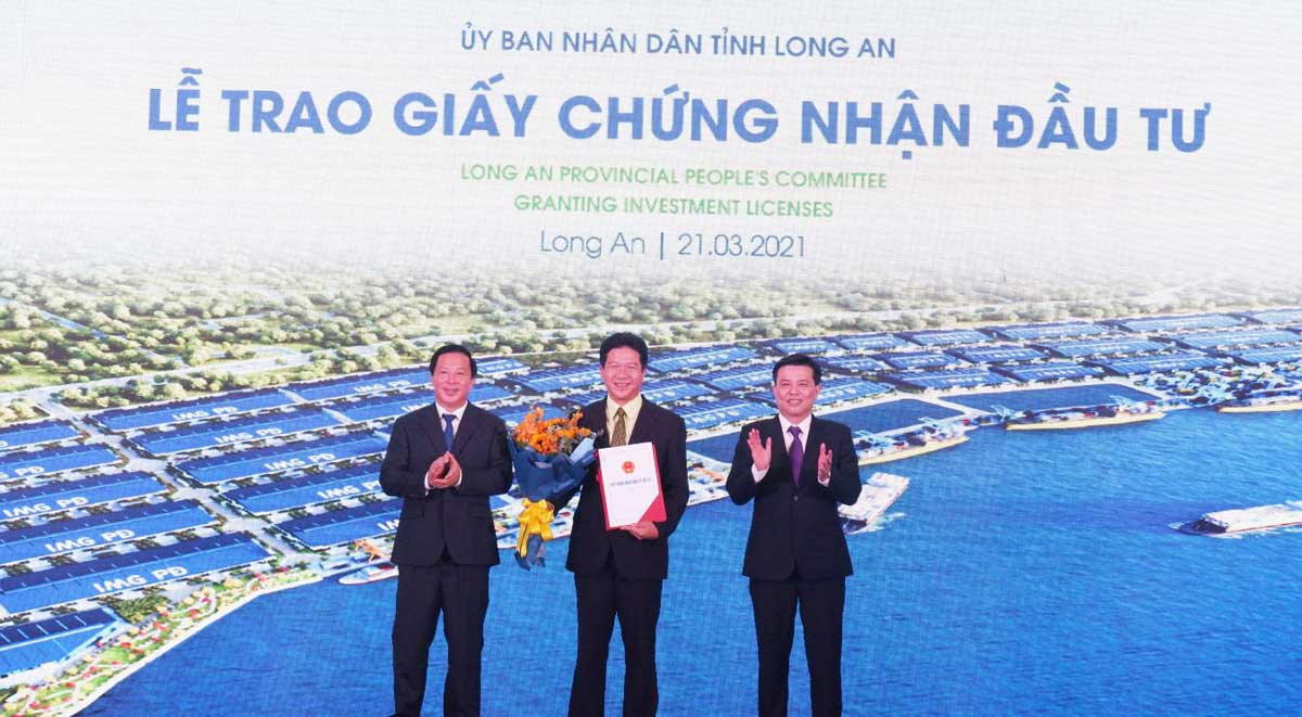 Long An provincial leaders awarded investment certificates to investors