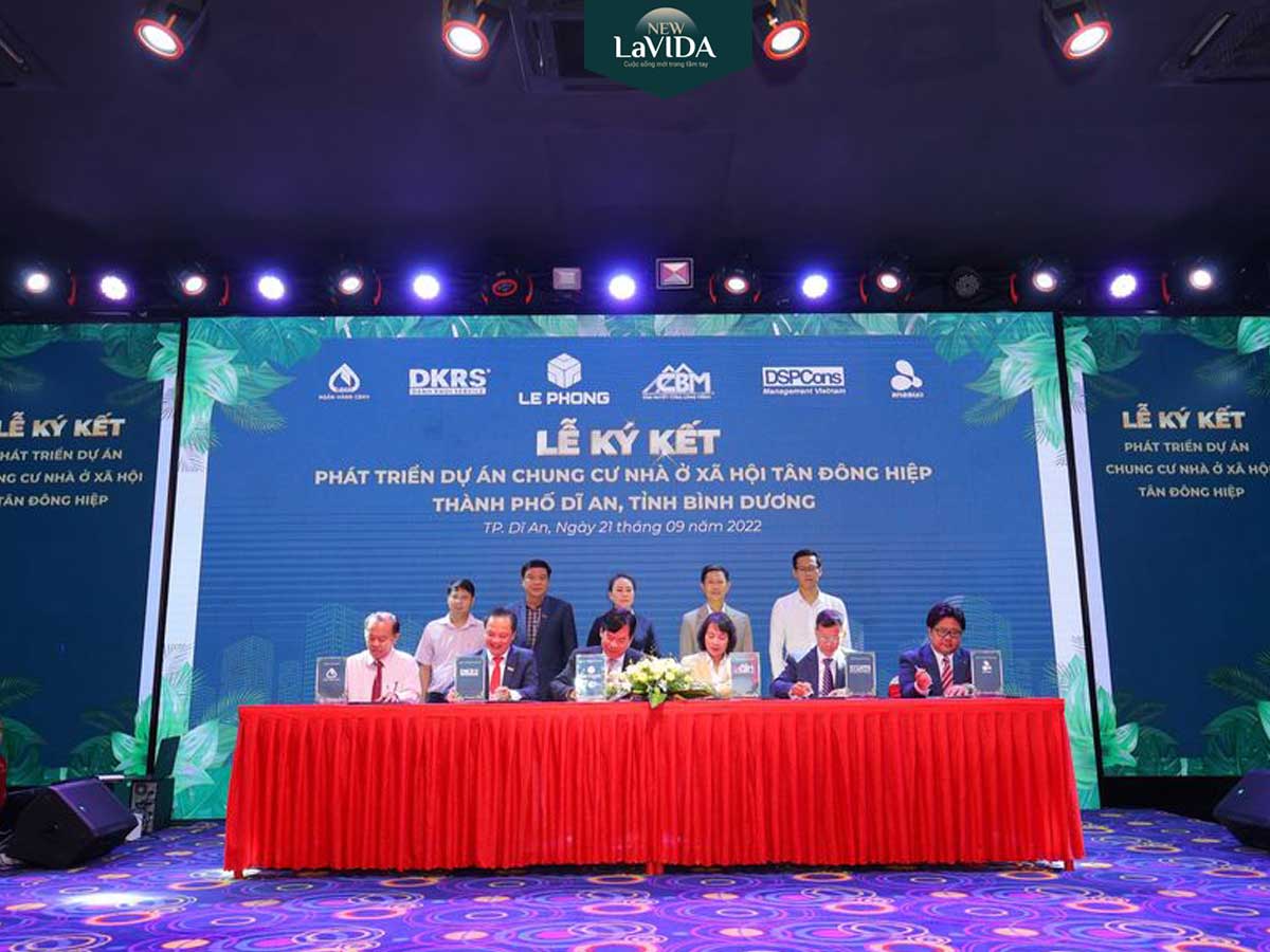 Signing ceremony of cooperation to develop the Tan Dong Hiep Social Housing Apartment Project - New Lavida Signing ceremony of cooperation to develop the Tan Dong Hiep Social Housing Apartment Project - New Lavida